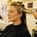 Pintar o cabelo menstruada faz mal? Entenda o que é mito e verdade