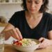 O que comer e como se posicionar para aliviar fezes duras?