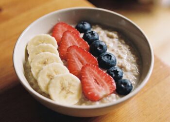 Aveia e intestino: por que ela pode soltar ou prender dependendo do consumo