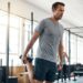 Alongamento de quadríceps em pé com técnica correta: estabilização do core, joelhos alinhados e postura equilibrada. Esse exercício melhora a amplitude de movimento e prepara os músculos para treinos de alta intensidade.