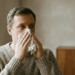O que a cor do muco indica sobre a saúde respiratória e quando consultar um médico?