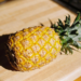 Essa fruta tropical concentra uma enzima que age direto no desconforto abdominal