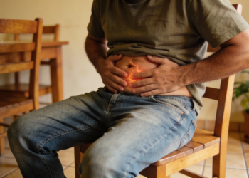Essa dor abdominal que aperta e muda de lugar costuma ser causada por gases