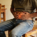 Essa dor abdominal que aperta e muda de lugar costuma ser causada por gases