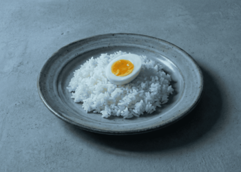 Segundo especialistas, o arroz com ovo oferece os mesmos benefícios proteicos que a carne vermelha