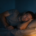 Se alguém adormece em menos de cinco minutos, não é um superpoder: é um sinal de privação crônica de sono