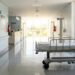 Corredor de hospital simboliza o tratamento que permitiu a pacientes com anemia falciforme viver sem dor após anos de sofrimento.