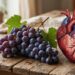 O resveratrol presente na uva roxa é estudado por ajudar na circulação e na saúde do coração.