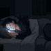 Celular no escuro à noite pode jogar contra a proteção que seus olhos tentam manter