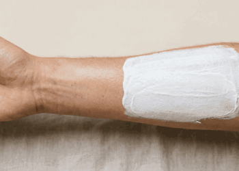 Como aplicar protetor solar corretamente e por que a quantidade usada muda tudo