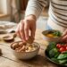 Unhas quebradiças ao acordar e linhas verticais podem indicar envelhecimento precoce ou falta de vitaminas