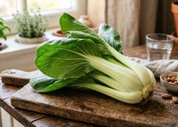 A verdura rica em cálcio e vitamina K que fortalece os ossos após os 60 anos