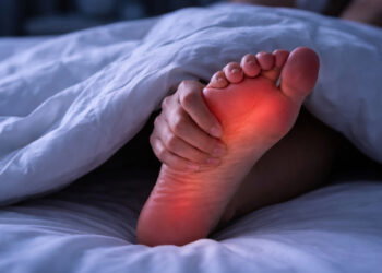 Queimação nos pés à noite pode ser sinal de 3 problemas de saúde ocultos
