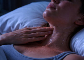 Suores noturnos no pescoço: saiba qual o órgão do seu corpo que pode estar pedindo socorro