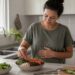 Alimentos ricos em fibras sendo preparados para apoiar a microbiota intestinal.