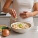 Alimentos com fibras prebióticas sendo preparados para apoiar a microbiota intestinal.