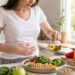 Refeição mediterrânea com azeite, legumes e leguminosas para apoiar o microbioma intestinal.