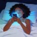 A insônia não se deve apenas ao estresse, mas sim à queda de melatonina causada pela exposição à luz azul à noite