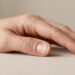 Unhas com linhas verticais: o sinal físico de deficiência nutricional que indica má absorção de vitaminas no intestino
