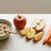 Biotina, ferro ou zinco: qual priorizar quando o cabelo continua caindo apesar de uma alimentação rica em proteínas?