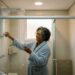Como tomar banho quente com segurança após os 50 anos
