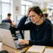 Névoa mental no trabalho? O risco de dormir menos de 7 horas para o Alzheimer precoce