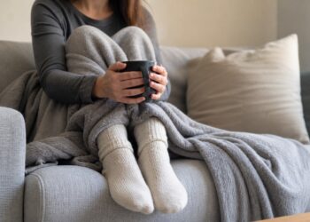 Frio nas extremidades e fadiga constante podem indicar que a tireoide precisa ser investigada.