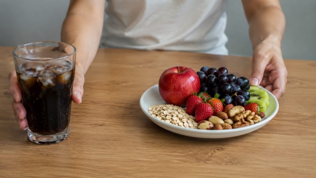 Trocar açúcar e ultraprocessados por alimentos naturais é uma mudança importante para proteger o fígado.