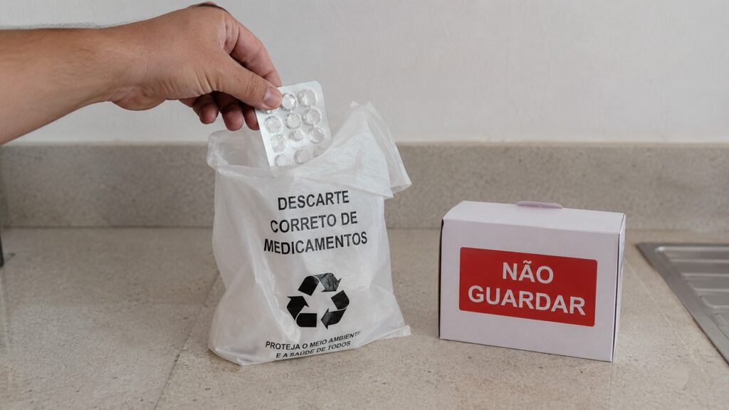 Descartar sobras de antibióticos corretamente reduz o risco de uso inadequado no futuro.