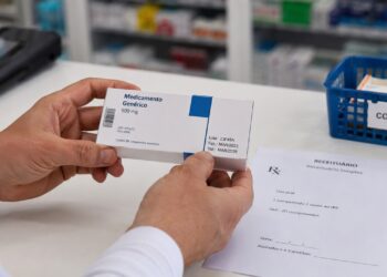 Conferir o lote antes de usar o medicamento ajuda a evitar riscos após alertas de recolhimento.