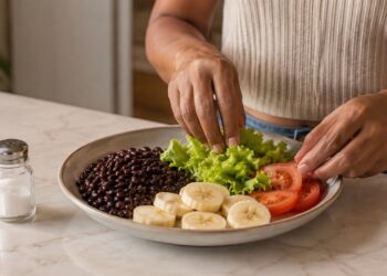 Equilibrar alimentos ricos em potássio e reduzir o excesso de sal ajuda no cuidado diário da pressão.