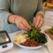 O potássio dos alimentos pode ajudar a pressão, mas não substitui o tratamento indicado.