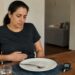 Sentir fome logo após o almoço pode ter relação com oscilações de glicose e saciedade baixa.