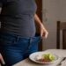 O inchaço abdominal no fim do dia pode estar ligado à fermentação de certos alimentos no intestino.