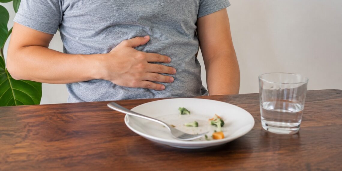 Arrotos e peso após comer podem indicar indigestão mesmo sem exagero na refeição.