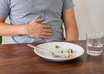 Arrotos e peso após comer podem indicar indigestão mesmo sem exagero na refeição.