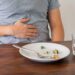 Arrotos e peso após comer podem indicar indigestão mesmo sem exagero na refeição.