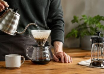 O filtro de papel reduz compostos do café que podem influenciar o colesterol LDL.