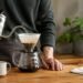 O filtro de papel reduz compostos do café que podem influenciar o colesterol LDL.
