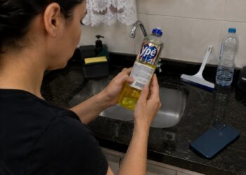 Checar o lote na embalagem evita decisões baseadas em boatos sobre produtos suspensos.