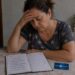 A névoa mental na menopausa pode afetar memória, foco e rotina, mas merece avaliação sem alarmismo.