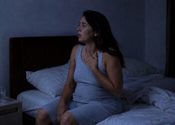 Acordar várias vezes na menopausa pode ter relação com fogachos, suor noturno e oscilações hormonais.