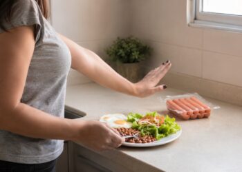 Trocar carne processada por proteínas simples ajuda a reduzir riscos sem deixar a refeição pobre em nutrientes.