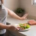 Trocar carne processada por proteínas simples ajuda a reduzir riscos sem deixar a refeição pobre em nutrientes.