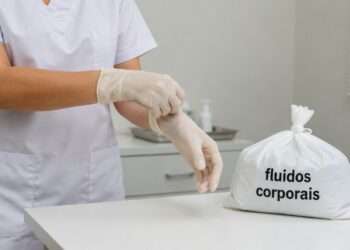 No Ebola, o cuidado principal está em evitar contato direto com fluidos corporais de pessoas doentes.