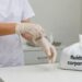 No Ebola, o cuidado principal está em evitar contato direto com fluidos corporais de pessoas doentes.