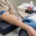 O exame de sangue pode apoiar a investigação quando há sinais reais de declínio cognitivo.