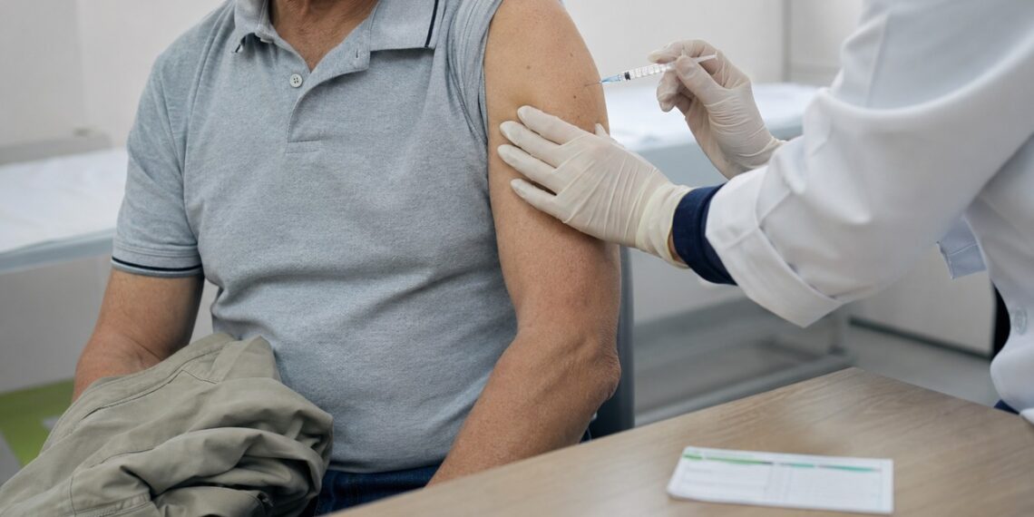 A vacinação contra o VSR ajuda a proteger pessoas mais vulneráveis antes da maior circulação respiratória.