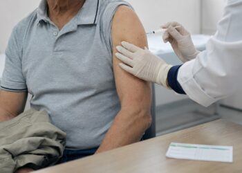 A vacinação contra o VSR ajuda a proteger pessoas mais vulneráveis antes da maior circulação respiratória.