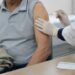 A vacinação contra o VSR ajuda a proteger pessoas mais vulneráveis antes da maior circulação respiratória.